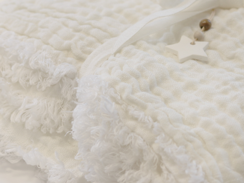 Cremefarvet plaid "Kattvik"